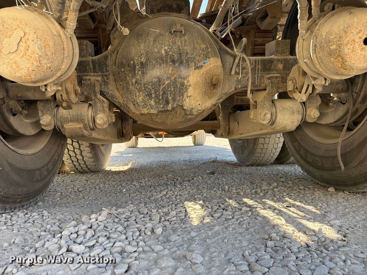 image for item FC3401 2005 Peterbilt 335 roll-off container truck