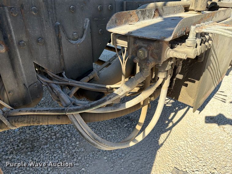 image for item FC3401 2005 Peterbilt 335 roll-off container truck