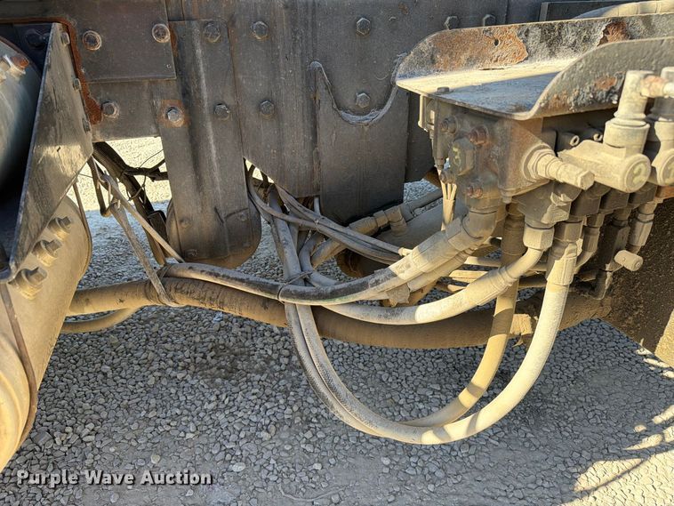 image for item FC3401 2005 Peterbilt 335 roll-off container truck