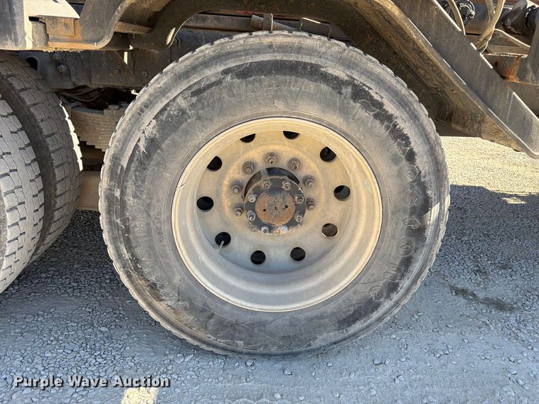 image for item FC3401 2005 Peterbilt 335 roll-off container truck