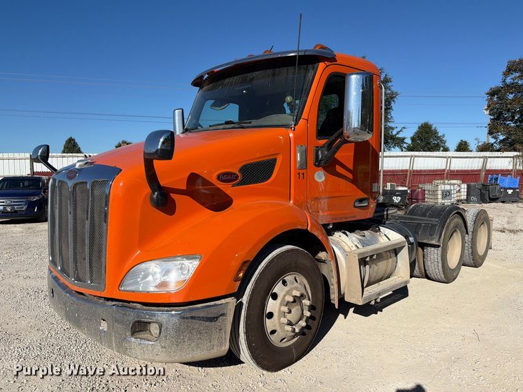 image for item FC3402 2017 Peterbilt 579 truck cab and chassis