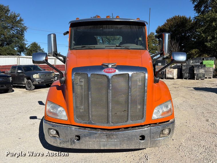 image for item FC3402 2017 Peterbilt 579 truck cab and chassis