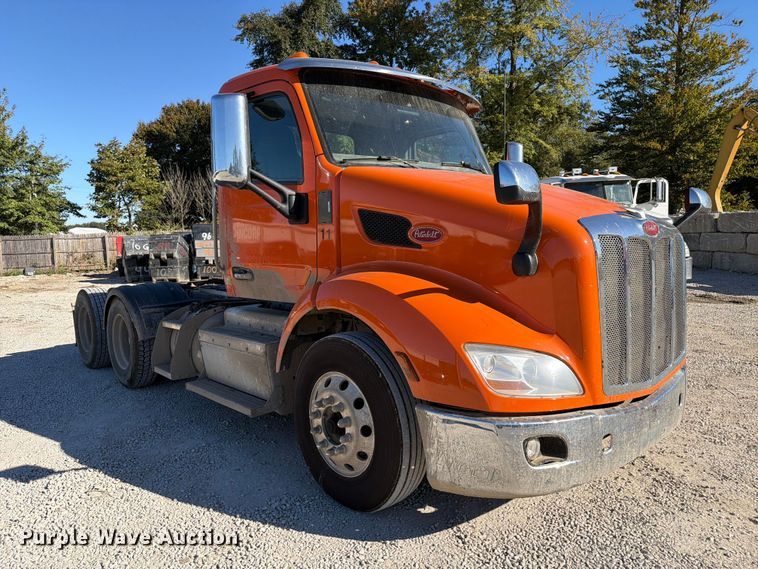 image for item FC3402 2017 Peterbilt 579 truck cab and chassis