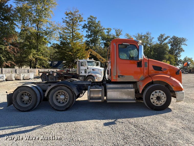 image for item FC3402 2017 Peterbilt 579 truck cab and chassis