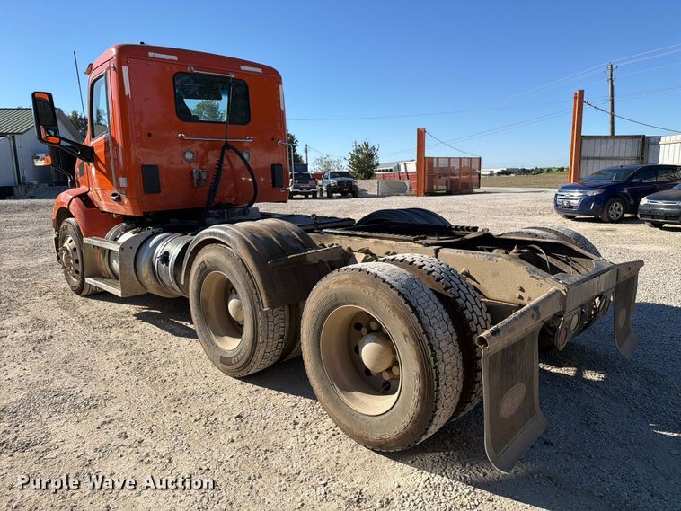 image for item FC3402 2017 Peterbilt 579 truck cab and chassis
