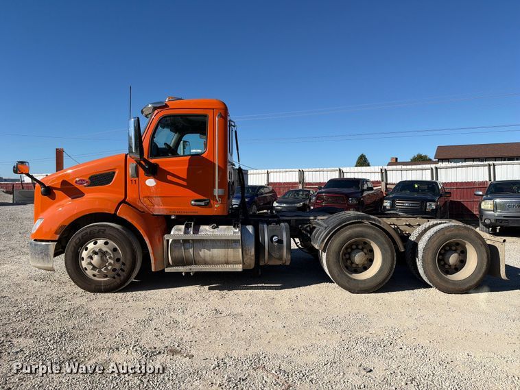 image for item FC3402 2017 Peterbilt 579 truck cab and chassis