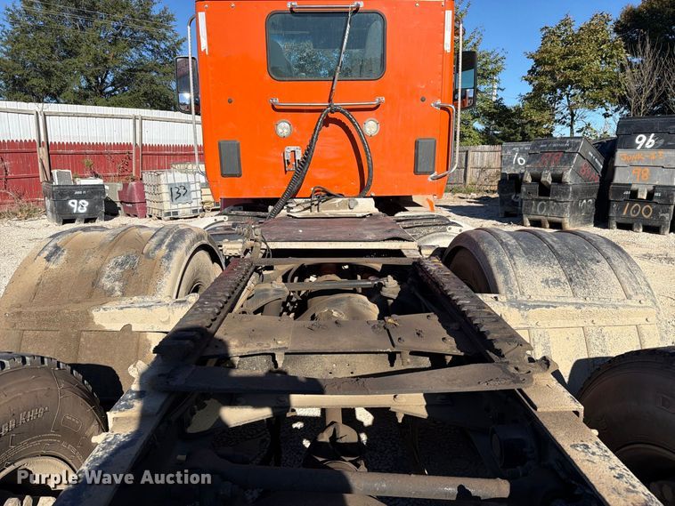 image for item FC3402 2017 Peterbilt 579 truck cab and chassis