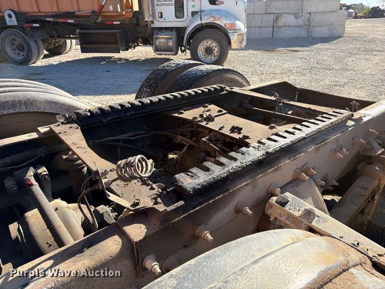image for item FC3402 2017 Peterbilt 579 truck cab and chassis