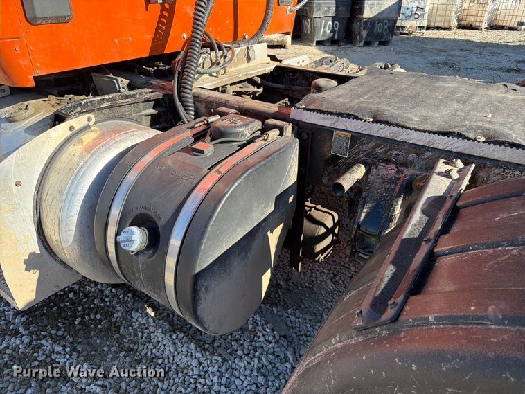 image for item FC3402 2017 Peterbilt 579 truck cab and chassis