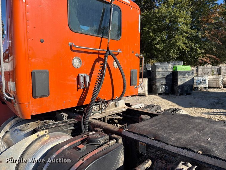 image for item FC3402 2017 Peterbilt 579 truck cab and chassis