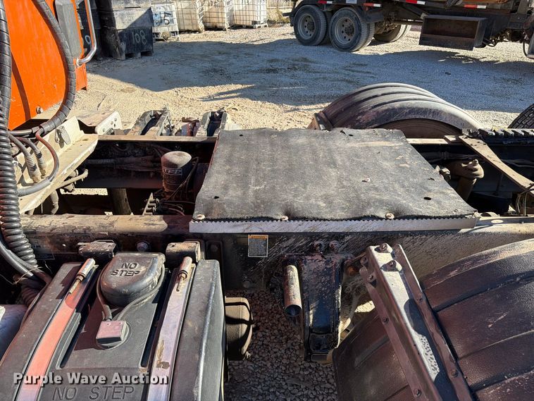 image for item FC3402 2017 Peterbilt 579 truck cab and chassis
