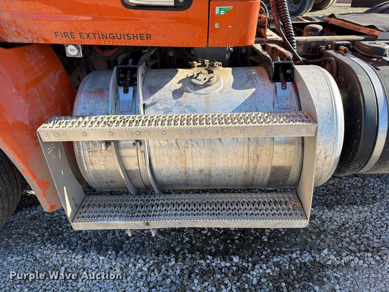 image for item FC3402 2017 Peterbilt 579 truck cab and chassis