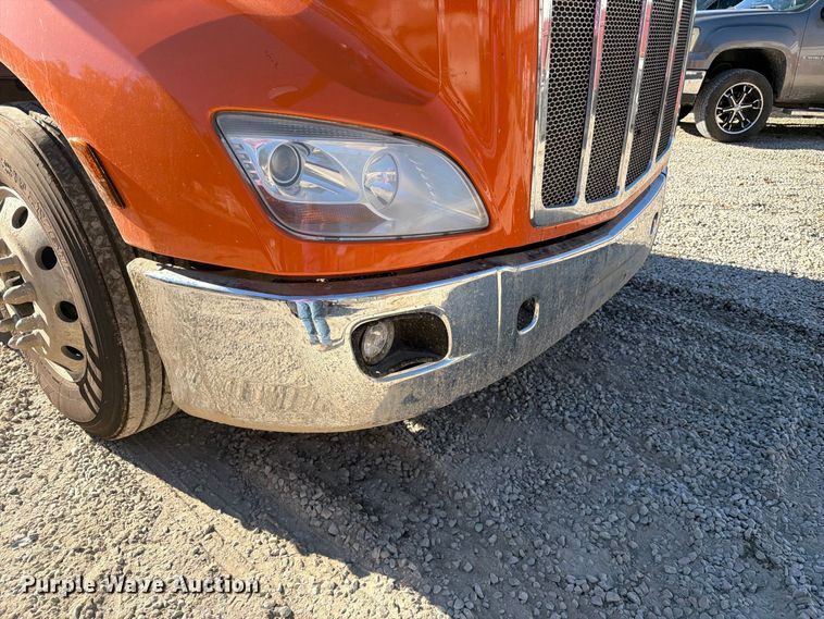 image for item FC3402 2017 Peterbilt 579 truck cab and chassis