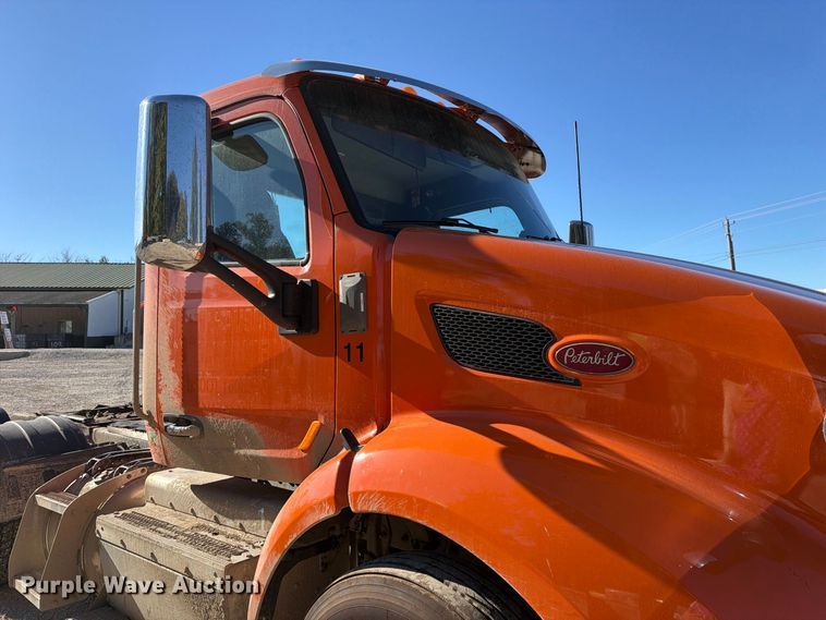 image for item FC3402 2017 Peterbilt 579 truck cab and chassis