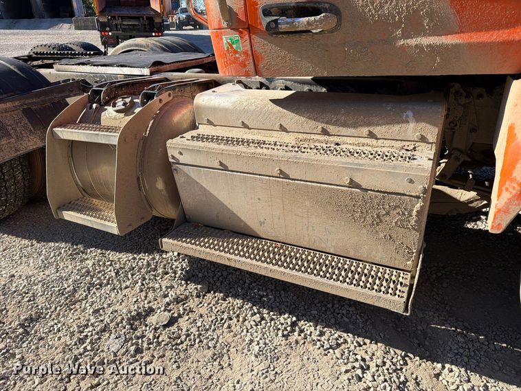 image for item FC3402 2017 Peterbilt 579 truck cab and chassis