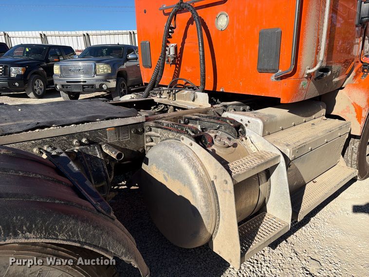 image for item FC3402 2017 Peterbilt 579 truck cab and chassis
