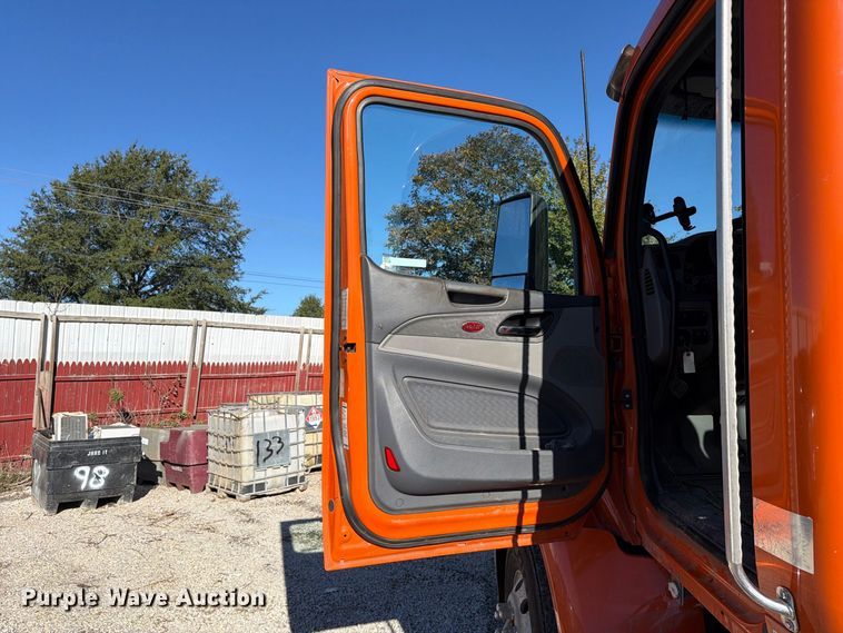 image for item FC3402 2017 Peterbilt 579 truck cab and chassis