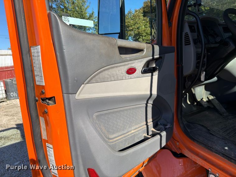 image for item FC3402 2017 Peterbilt 579 truck cab and chassis