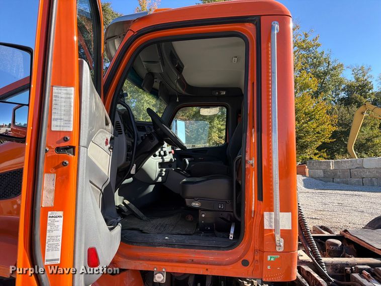 image for item FC3402 2017 Peterbilt 579 truck cab and chassis