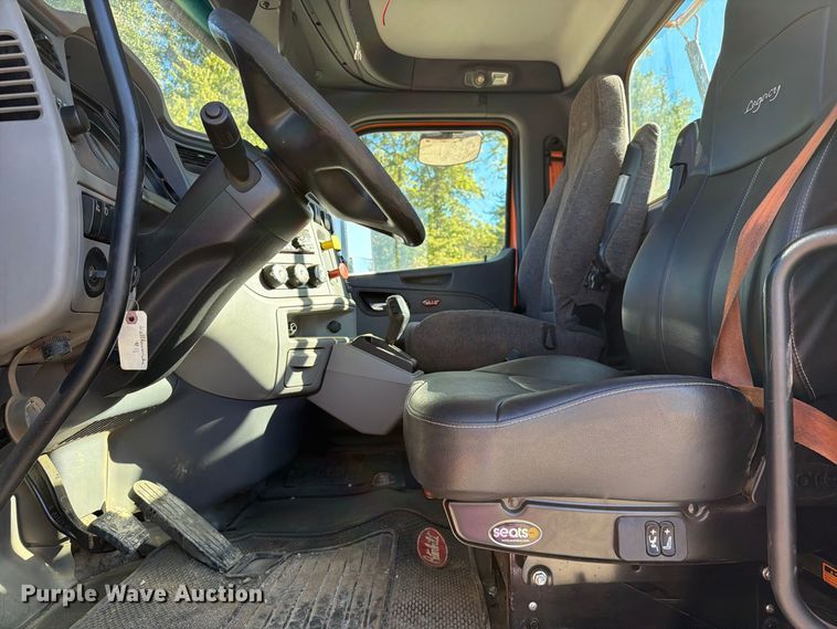 image for item FC3402 2017 Peterbilt 579 truck cab and chassis