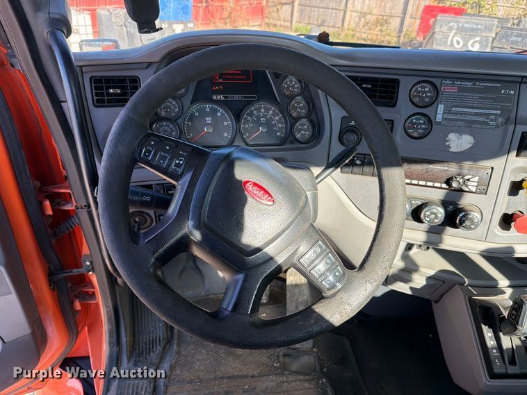 image for item FC3402 2017 Peterbilt 579 truck cab and chassis