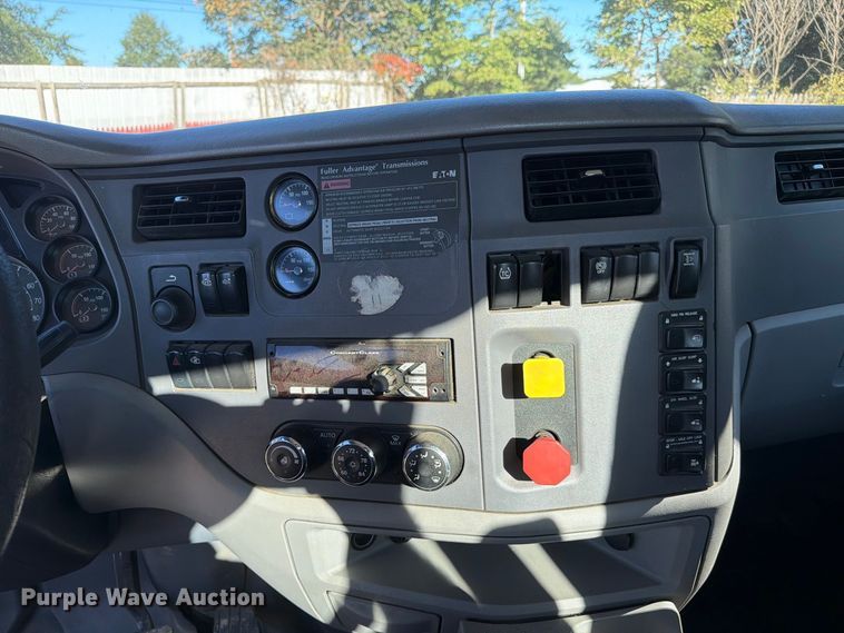 image for item FC3402 2017 Peterbilt 579 truck cab and chassis