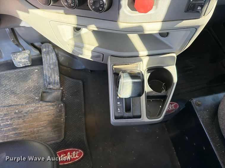 image for item FC3402 2017 Peterbilt 579 truck cab and chassis