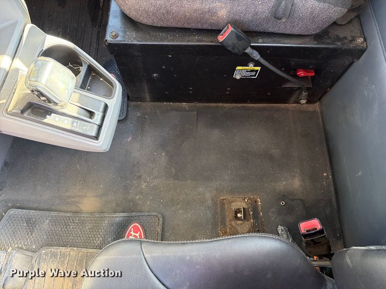 image for item FC3402 2017 Peterbilt 579 truck cab and chassis