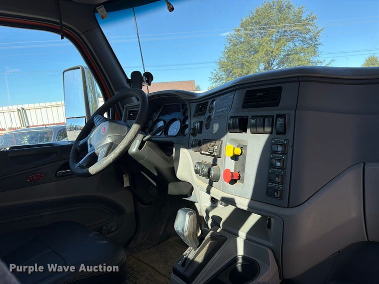 image for item FC3402 2017 Peterbilt 579 truck cab and chassis
