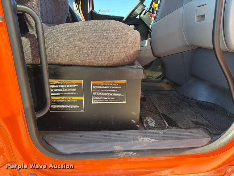 image for item FC3402 2017 Peterbilt 579 truck cab and chassis
