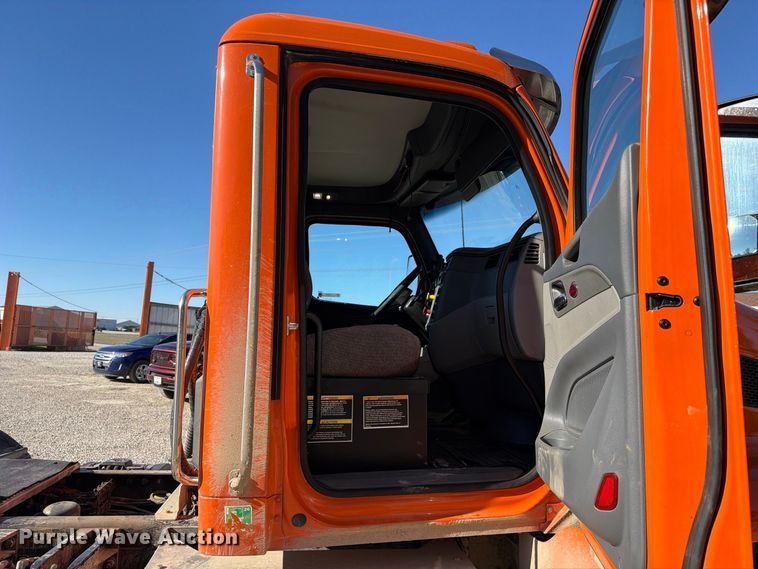 image for item FC3402 2017 Peterbilt 579 truck cab and chassis