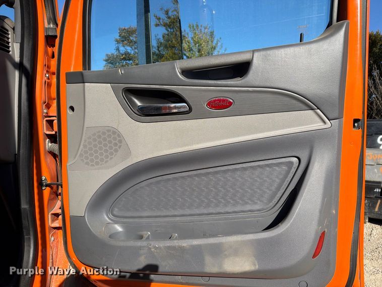 image for item FC3402 2017 Peterbilt 579 truck cab and chassis