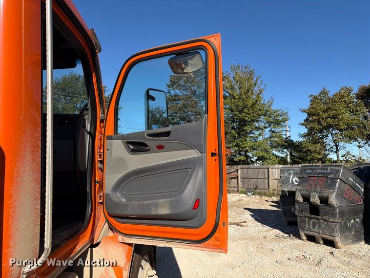 image for item FC3402 2017 Peterbilt 579 truck cab and chassis