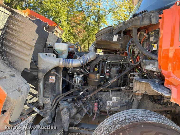 image for item FC3402 2017 Peterbilt 579 truck cab and chassis