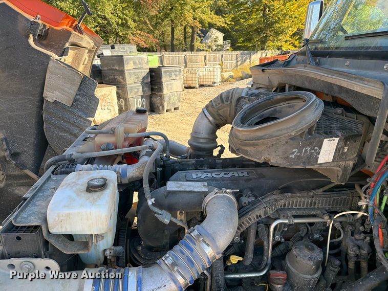 image for item FC3402 2017 Peterbilt 579 truck cab and chassis