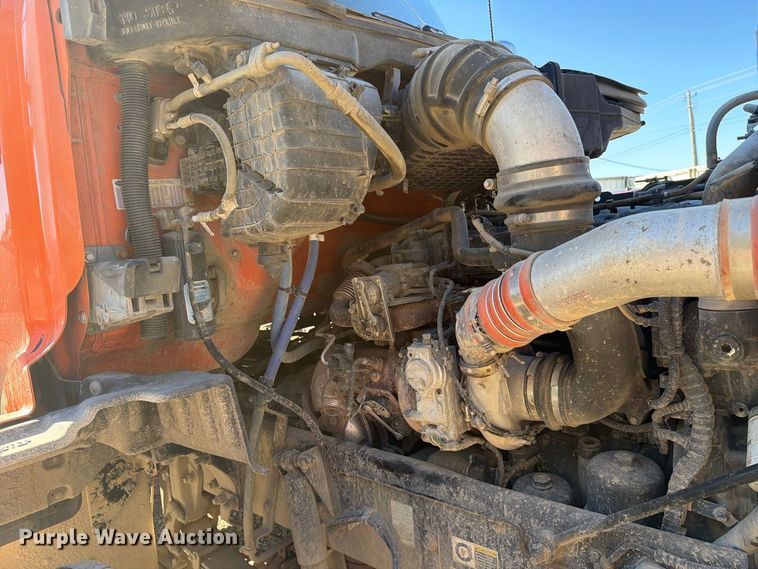 image for item FC3402 2017 Peterbilt 579 truck cab and chassis
