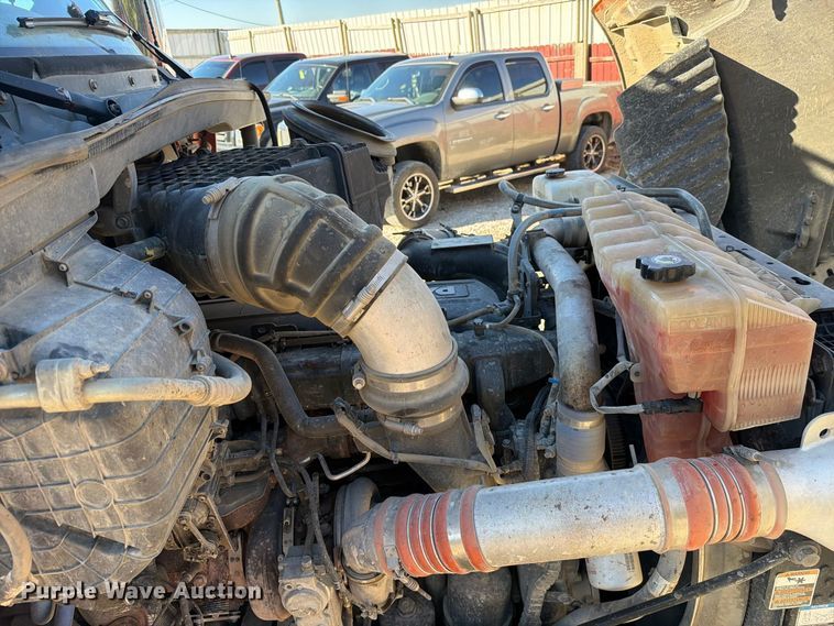 image for item FC3402 2017 Peterbilt 579 truck cab and chassis
