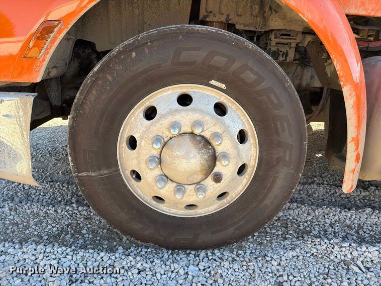 image for item FC3402 2017 Peterbilt 579 truck cab and chassis