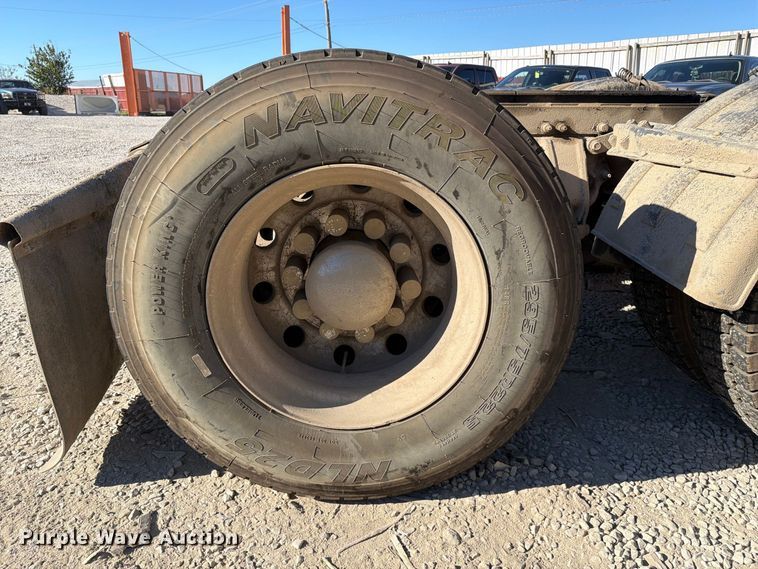 image for item FC3402 2017 Peterbilt 579 truck cab and chassis