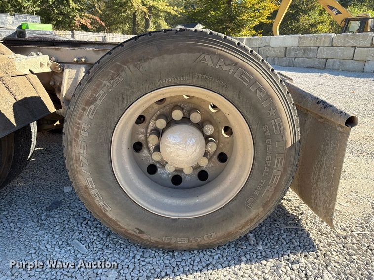 image for item FC3402 2017 Peterbilt 579 truck cab and chassis
