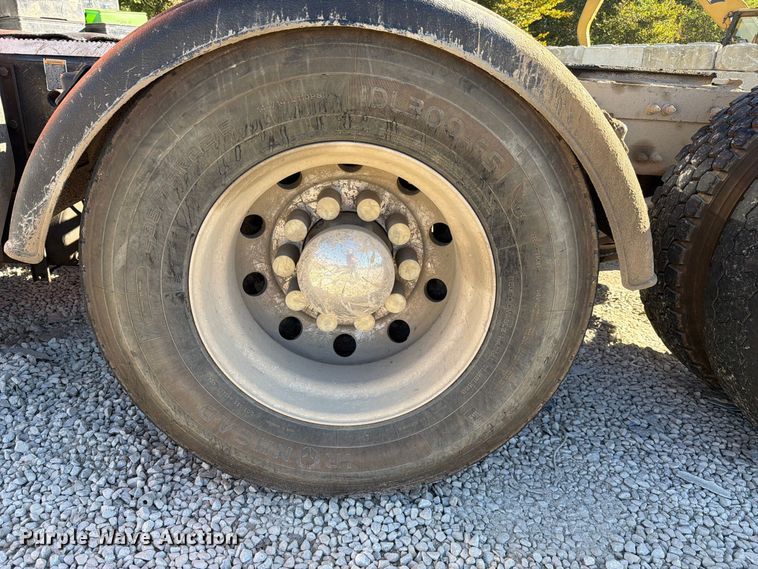 image for item FC3402 2017 Peterbilt 579 truck cab and chassis