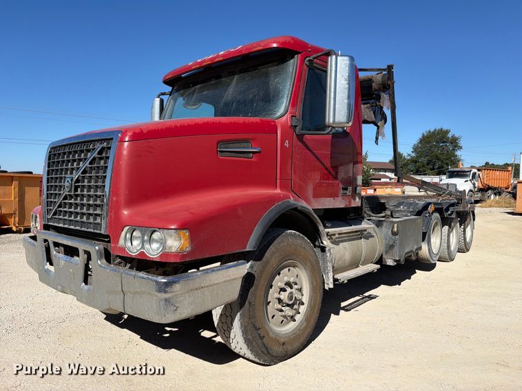 image for item FC3403 2007 Volvo Truck VHD roll-off container truck