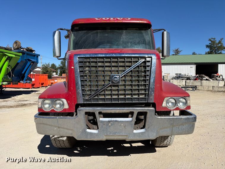 image for item FC3403 2007 Volvo Truck VHD roll-off container truck