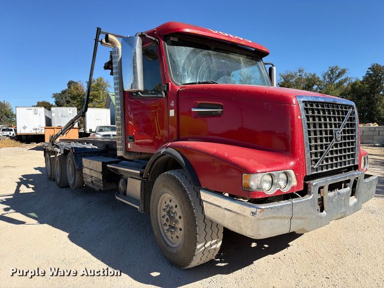 image for item FC3403 2007 Volvo Truck VHD roll-off container truck