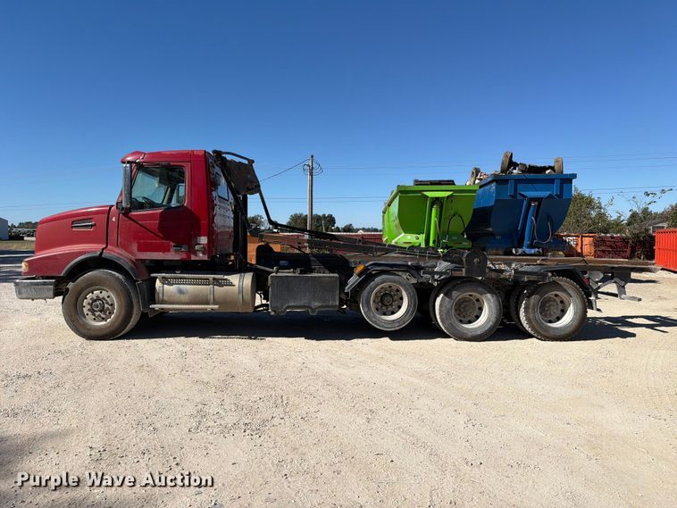 image for item FC3403 2007 Volvo Truck VHD roll-off container truck