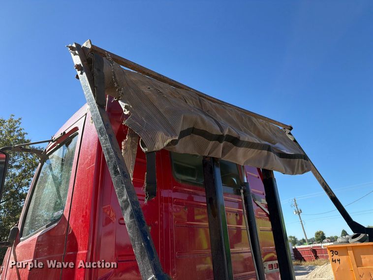 image for item FC3403 2007 Volvo Truck VHD roll-off container truck