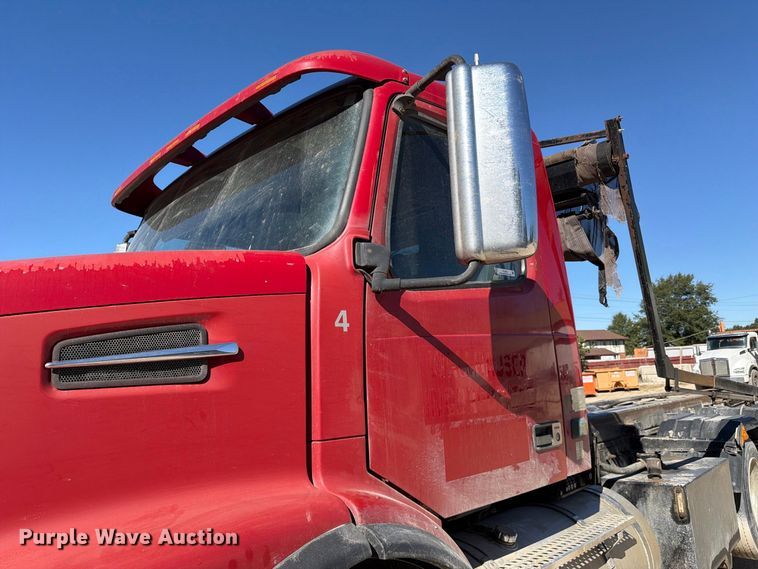 image for item FC3403 2007 Volvo Truck VHD roll-off container truck