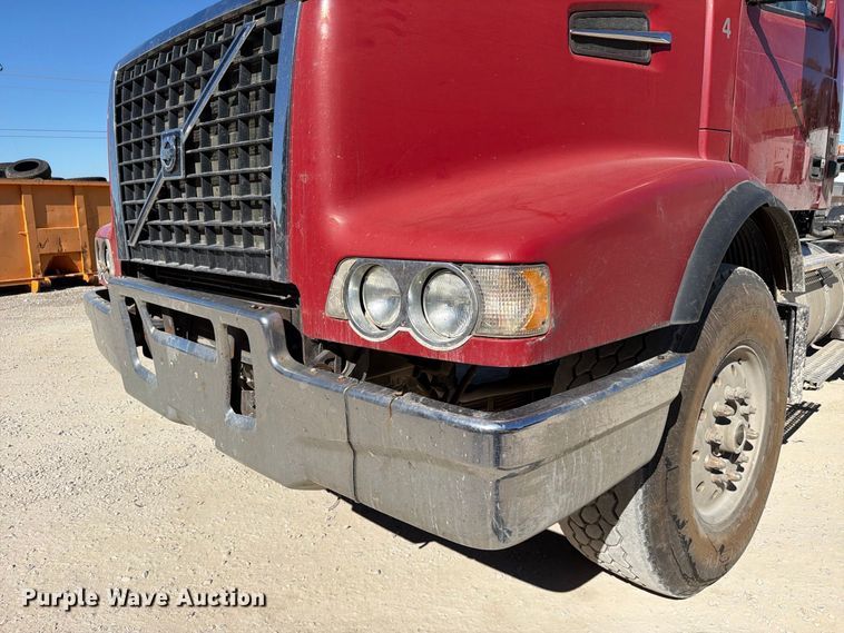 image for item FC3403 2007 Volvo Truck VHD roll-off container truck