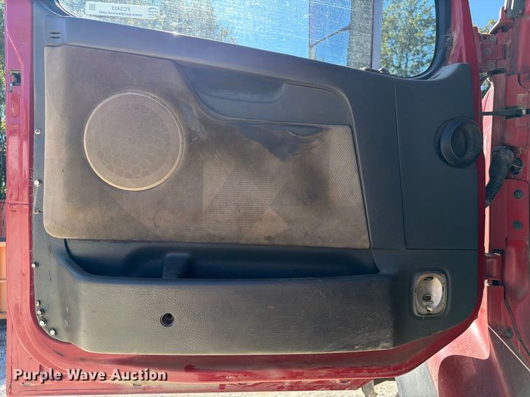image for item FC3403 2007 Volvo Truck VHD roll-off container truck