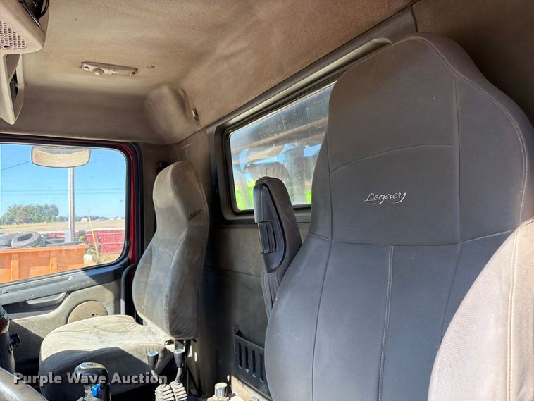 image for item FC3403 2007 Volvo Truck VHD roll-off container truck